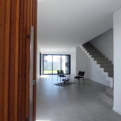 Casa Residencial com 170m², 4 quartos, 3 suítes, 2 garagens, no bairro Campeche em Florianópolis