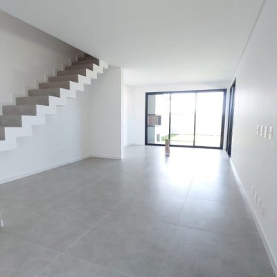 Casa Residencial com 170m², 4 quartos, 3 suítes, 2 garagens, no bairro Campeche em Florianópolis