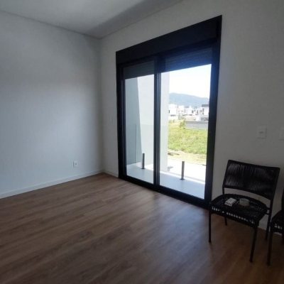 Casa Residencial com 170m², 4 quartos, 3 suítes, 2 garagens, no bairro Campeche em Florianópolis