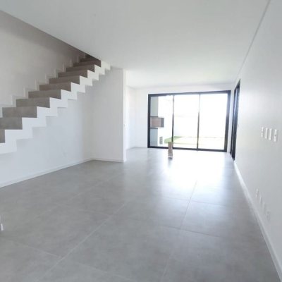 Casa Residencial com 170m², 4 quartos, 3 suítes, 2 garagens, no bairro Campeche em Florianópolis