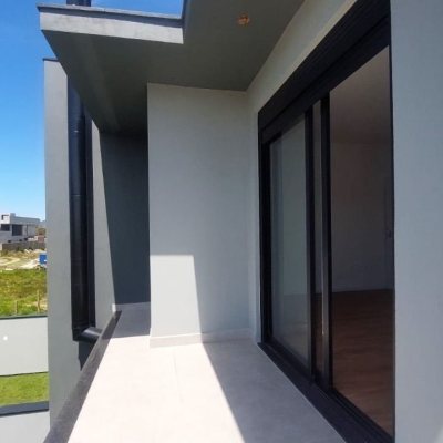 Casa Residencial com 170m², 4 quartos, 3 suítes, 2 garagens, no bairro Campeche em Florianópolis