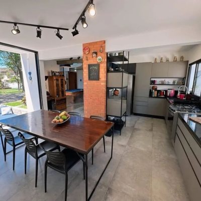 Casa em Condomínio com 275m², 4 quartos, 3 suítes, 6 garagens, no bairro Campeche em Florianópolis