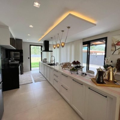 Casa em Condomínio com 225m², 3 quartos, 3 suítes, 2 garagens, no bairro Ingleses do Rio Vermelho em Florianópolis