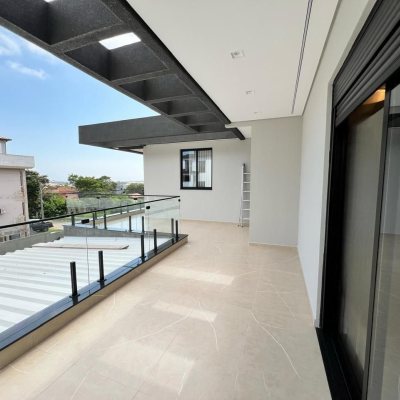 Casa em Condomínio com 225m², 3 quartos, 3 suítes, 2 garagens, no bairro Ingleses do Rio Vermelho em Florianópolis