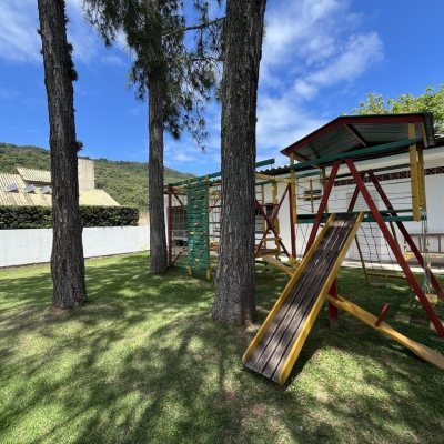 Casa em Condomínio com 185m², 4 quartos, 3 suítes, 2 garagens, no bairro Ponta Das Canas em Florianópolis