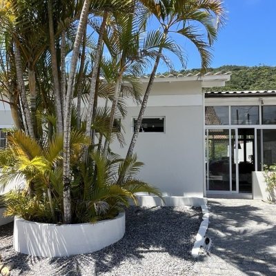Casa em Condomínio com 185m², 4 quartos, 3 suítes, 2 garagens, no bairro Ponta Das Canas em Florianópolis