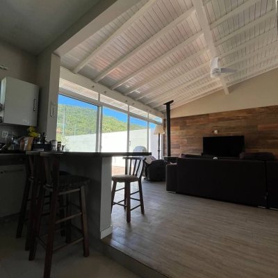 Casa em Condomínio com 185m², 4 quartos, 3 suítes, 2 garagens, no bairro Ponta Das Canas em Florianópolis