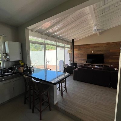 Casa em Condomínio com 185m², 4 quartos, 3 suítes, 2 garagens, no bairro Ponta Das Canas em Florianópolis