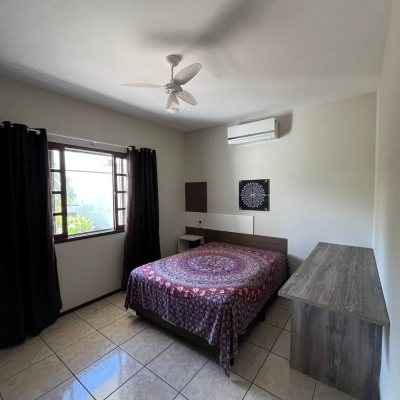 Casa em Condomínio com 185m², 4 quartos, 3 suítes, 2 garagens, no bairro Ponta Das Canas em Florianópolis