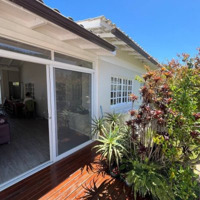 Casa em Condomínio com 185m², 4 quartos, 3 suítes, 2 garagens, no bairro Ponta Das Canas em Florianópolis