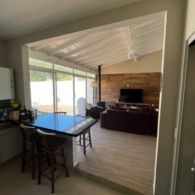 Casa em Condomínio com 185m², 4 quartos, 3 suítes, 2 garagens, no bairro Ponta Das Canas em Florianópolis