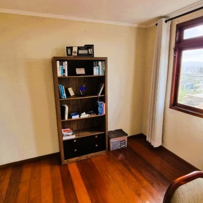 Casa Residencial com 207m², 3 quartos, 1 suíte, 2 garagens, no bairro Roçado em São José