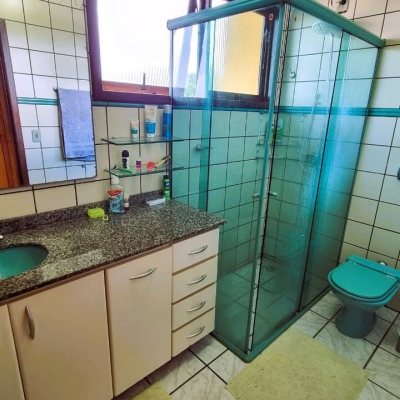 Casa Residencial com 207m², 3 quartos, 1 suíte, 2 garagens, no bairro Roçado em São José