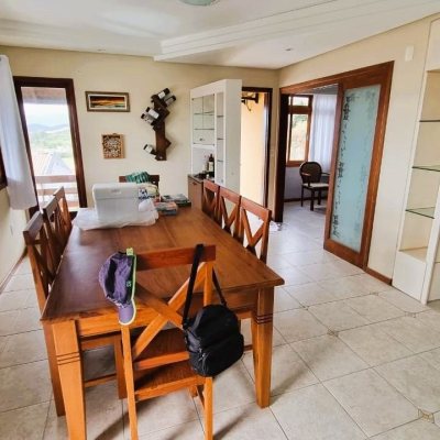 Casa Residencial com 207m², 3 quartos, 1 suíte, 2 garagens, no bairro Roçado em São José