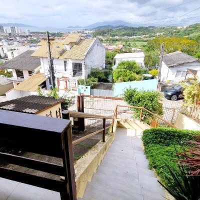 Casa Residencial com 207m², 3 quartos, 1 suíte, 2 garagens, no bairro Roçado em São José