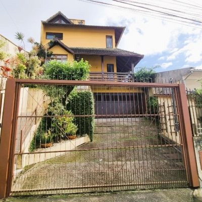 Casa Residencial com 207m², 3 quartos, 1 suíte, 2 garagens, no bairro Roçado em São José