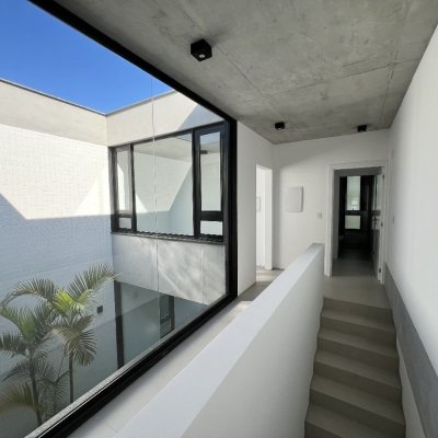 Casa em Condomínio com 183m², 3 quartos, 3 suítes, 2 garagens, no bairro Ingleses do Rio Vermelho em Florianópolis