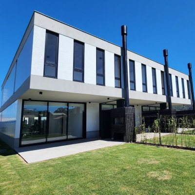 Casa em Condomínio com 183m², 3 quartos, 3 suítes, 2 garagens, no bairro Ingleses do Rio Vermelho em Florianópolis