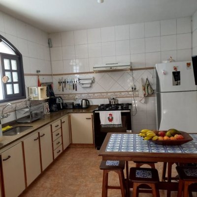 Casa Residencial com 156m², 4 quartos, 1 suíte, 3 garagens, no bairro Barreiros em São José