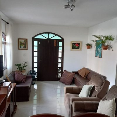 Casa Residencial com 156m², 4 quartos, 1 suíte, 3 garagens, no bairro Barreiros em São José