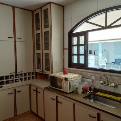 Casa Residencial com 156m², 4 quartos, 1 suíte, 3 garagens, no bairro Barreiros em São José