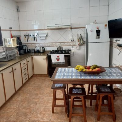 Casa Residencial com 156m², 4 quartos, 1 suíte, 3 garagens, no bairro Barreiros em São José