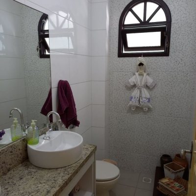 Casa Residencial com 156m², 4 quartos, 1 suíte, 3 garagens, no bairro Barreiros em São José