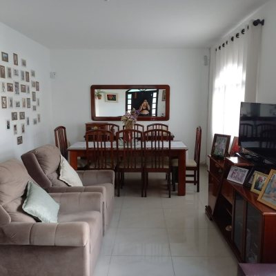 Casa Residencial com 156m², 4 quartos, 1 suíte, 3 garagens, no bairro Barreiros em São José