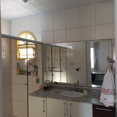 Casa Residencial com 156m², 4 quartos, 1 suíte, 3 garagens, no bairro Barreiros em São José