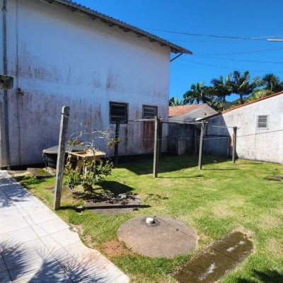 Casa Residencial com 298m², 5 quartos, 1 suíte, 6 garagens, no bairro Daniela em Florianópolis