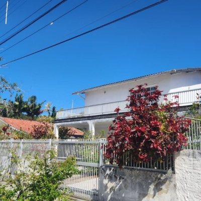 Casa Residencial com 298m², 5 quartos, 1 suíte, 6 garagens, no bairro Daniela em Florianópolis
