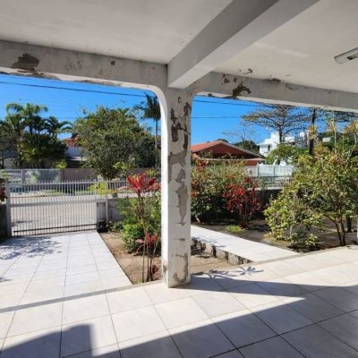 Casa Residencial com 298m², 5 quartos, 1 suíte, 6 garagens, no bairro Daniela em Florianópolis