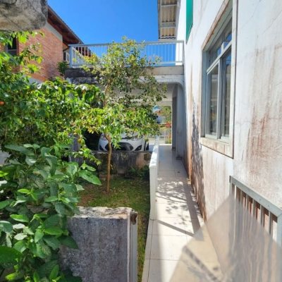 Casa Residencial com 298m², 5 quartos, 1 suíte, 6 garagens, no bairro Daniela em Florianópolis