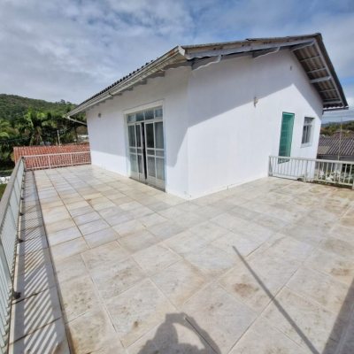 Casa Residencial com 298m², 5 quartos, 1 suíte, 6 garagens, no bairro Daniela em Florianópolis