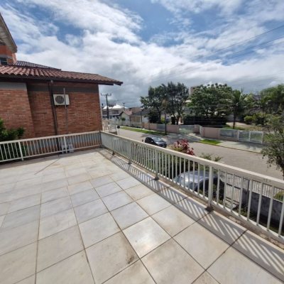 Casa Residencial com 298m², 5 quartos, 1 suíte, 6 garagens, no bairro Daniela em Florianópolis