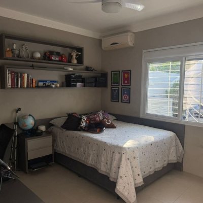 Casa Residencial com 384m², 3 quartos, 1 suíte, 3 garagens, no bairro Balneário em Florianópolis