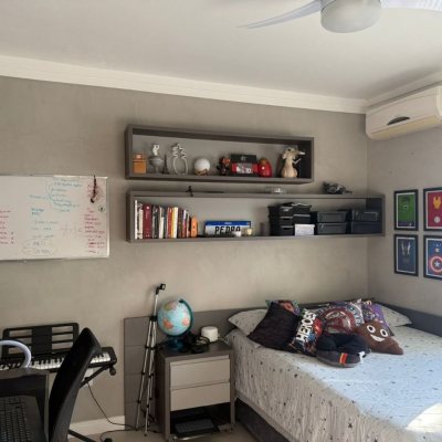 Casa Residencial com 384m², 3 quartos, 1 suíte, 3 garagens, no bairro Balneário em Florianópolis