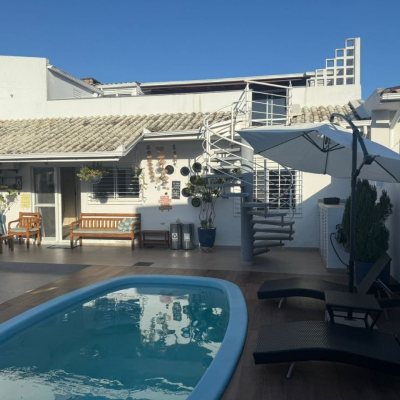 Casa Residencial com 384m², 3 quartos, 1 suíte, 3 garagens, no bairro Balneário em Florianópolis