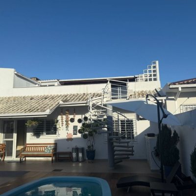 Casa Residencial com 384m², 3 quartos, 1 suíte, 3 garagens, no bairro Balneário em Florianópolis