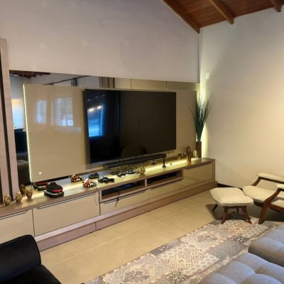 Casa Residencial com 384m², 3 quartos, 1 suíte, 3 garagens, no bairro Balneário em Florianópolis