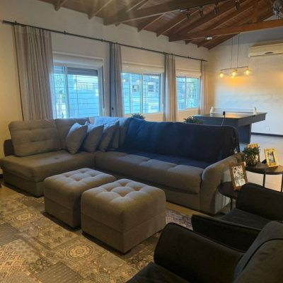 Casa Residencial com 384m², 3 quartos, 1 suíte, 3 garagens, no bairro Balneário em Florianópolis