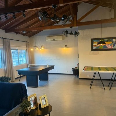 Casa Residencial com 384m², 3 quartos, 1 suíte, 3 garagens, no bairro Balneário em Florianópolis