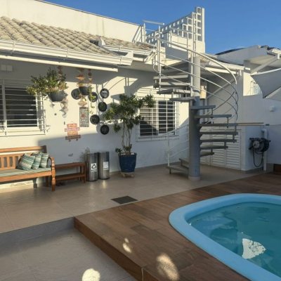 Casa Residencial com 384m², 3 quartos, 1 suíte, 3 garagens, no bairro Balneário em Florianópolis