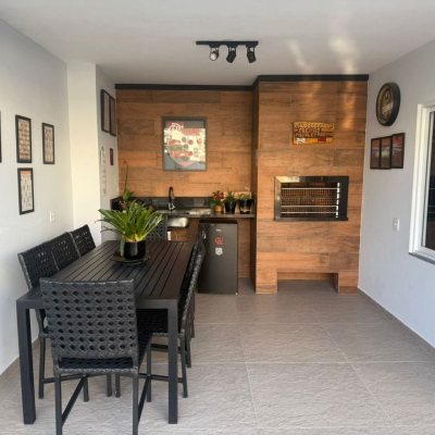 Casa Residencial com 384m², 3 quartos, 1 suíte, 3 garagens, no bairro Balneário em Florianópolis