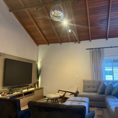 Casa Residencial com 384m², 3 quartos, 1 suíte, 3 garagens, no bairro Balneário em Florianópolis