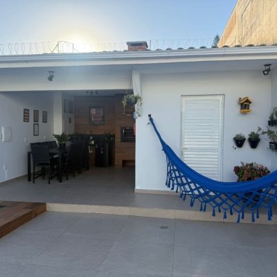 Casa Residencial com 384m², 3 quartos, 1 suíte, 3 garagens, no bairro Balneário em Florianópolis