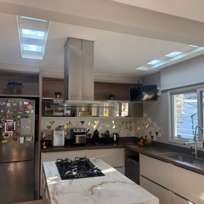 Casa Residencial com 384m², 3 quartos, 1 suíte, 3 garagens, no bairro Balneário em Florianópolis