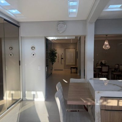 Casa Residencial com 384m², 3 quartos, 1 suíte, 3 garagens, no bairro Balneário em Florianópolis