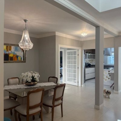 Casa Residencial com 384m², 3 quartos, 1 suíte, 3 garagens, no bairro Balneário em Florianópolis