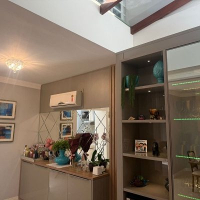 Casa Residencial com 384m², 3 quartos, 1 suíte, 3 garagens, no bairro Balneário em Florianópolis